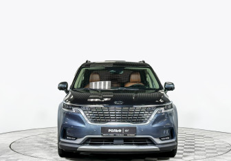 Подержанный автомобиль Kia Carnival 2021 года (2 фото)