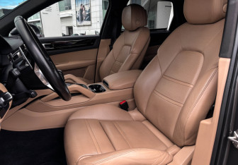 Подержанный автомобиль Porsche Cayenne 2020 года (15 фото)