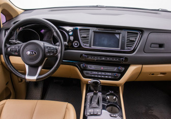 Подержанный автомобиль Kia Carnival 2016 года (11 фото)
