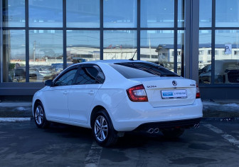Подержанный автомобиль Skoda Rapid Liftback 2019 года (7 фото)