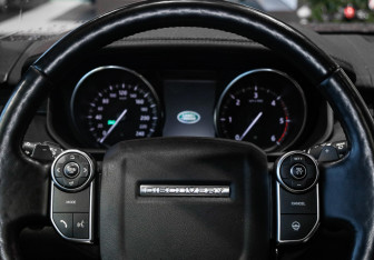 Подержанный автомобиль Land Rover Discovery 2017 года (37 фото)