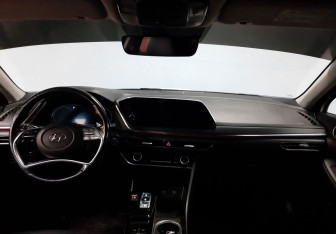 Подержанный автомобиль Hyundai Sonata 2020 года (16 фото)