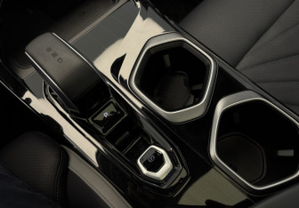 Подержанный автомобиль Geely Atlas 2024 года (15 фото)