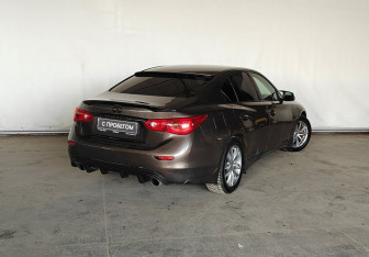 Подержанный автомобиль Infiniti Q50 2015 года (4 фото)