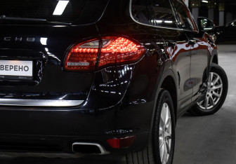 Подержанный автомобиль Porsche Cayenne 2013 года (26 фото)