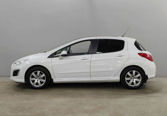 Подержанный автомобиль Peugeot 308 Hatchback 2012 года (8 фото)