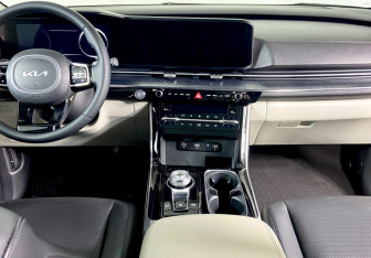 Подержанный автомобиль Kia Carnival 2022 года (12 фото)
