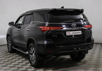 Подержанный автомобиль Toyota Fortuner 2017 года (7 фото)