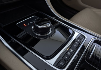 Подержанный автомобиль Jaguar XF Sedan 2019 года (21 фото)