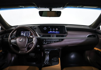 Подержанный автомобиль Lexus ES 2019 года (17 фото)