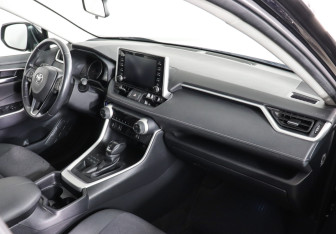 Подержанный автомобиль Toyota RAV4 2020 года (10 фото)