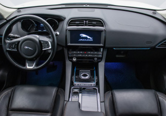 Подержанный автомобиль Jaguar F-Pace 2020 года (13 фото)