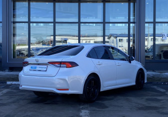 Подержанный автомобиль Toyota Corolla Sedan 2019 года (5 фото)
