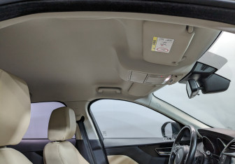 Подержанный автомобиль Jaguar F-Pace 2018 года (23 фото)