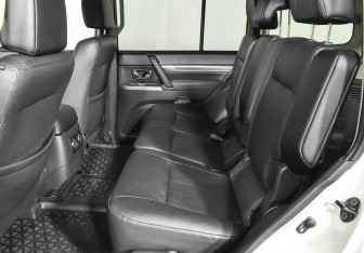 Подержанный автомобиль Mitsubishi Pajero 2014 года (15 фото)