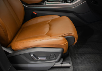 Подержанный автомобиль Audi Q8 2019 года (29 фото)