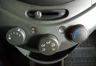 Подержанный автомобиль Chevrolet Spark 2014 года (13 фото)