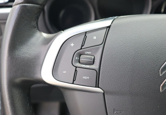 Подержанный автомобиль Citroen C4 Hatchback 2011 года (16 фото)