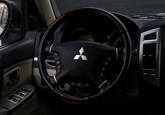 Подержанный автомобиль Mitsubishi Pajero 2020 года (15 фото)
