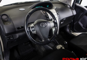 Подержанный автомобиль Toyota Yaris Hatchback 2008 года (15 фото)