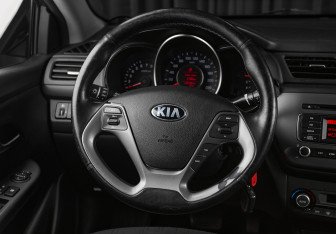 Подержанный автомобиль Kia Rio Sedan 2016 года (12 фото)