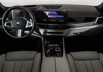 Подержанный автомобиль BMW X5 2025 года (12 фото)