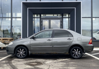 Подержанный автомобиль Toyota Corolla Sedan 2006 года (8 фото)