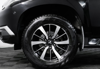 Подержанный автомобиль Mitsubishi Pajero Sport 2017 года (27 фото)