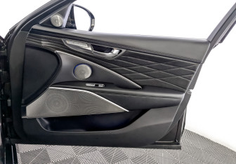 Подержанный автомобиль Kia K900 2019 года (28 фото)