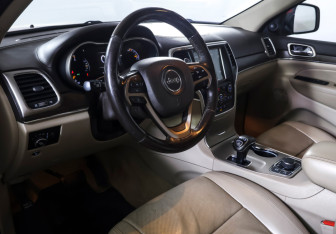 Подержанный автомобиль Jeep Grand Cherokee 2013 года (15 фото)