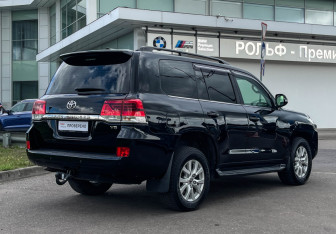 Подержанный автомобиль Toyota Land Cruiser Suv 2017 года (5 фото)