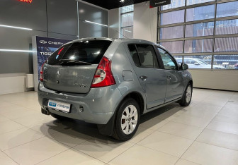 Подержанный автомобиль Renault Sandero 2010 года (4 фото)