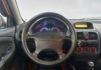 Подержанный автомобиль Mitsubishi Carisma Sedan 1999 года (17 фото)