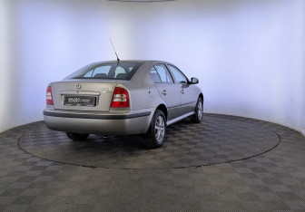 Подержанный автомобиль Skoda Octavia Liftback 2010 года (5 фото)