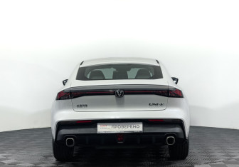 Подержанный автомобиль Changan UNI-V 2023 года (6 фото)