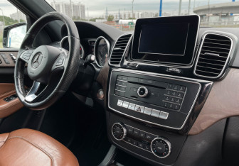 Подержанный автомобиль Mercedes-Benz GLE 2015 года (9 фото)