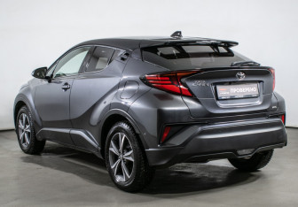 Подержанный автомобиль Toyota C-HR 2020 года (7 фото)