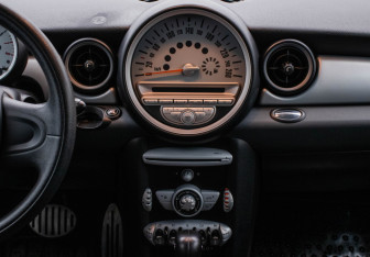 Подержанный автомобиль MINI Hatch 2009 года (14 фото)