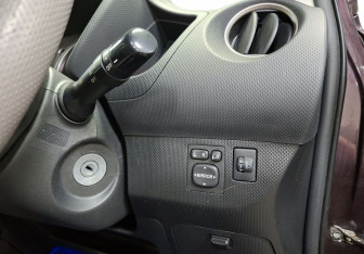 Подержанный автомобиль Toyota Ist 2007 года (19 фото)