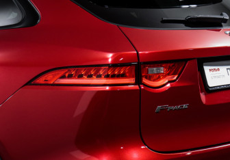 Подержанный автомобиль Jaguar F-Pace 2016 года (16 фото)