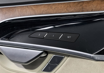 Подержанный автомобиль Audi A8 2020 года (14 фото)