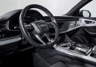 Подержанный автомобиль Audi Q8 2021 года (14 фото)
