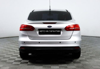 Подержанный автомобиль Ford Focus Sedan 2016 года (6 фото)