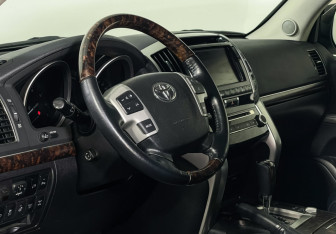 Подержанный автомобиль Toyota Land Cruiser Suv 2013 года (14 фото)