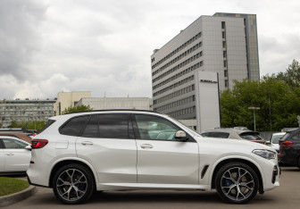 Подержанный автомобиль BMW X5 2019 года (3 фото)