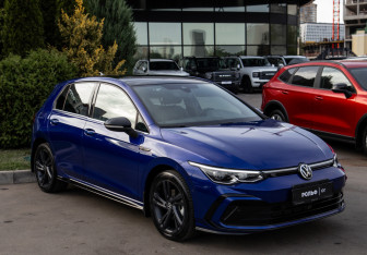 Подержанный автомобиль Volkswagen Golf Hatchback 2021 года (2 фото)