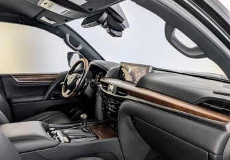 Подержанный автомобиль Lexus LX 2020 года (11 фото)