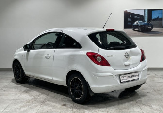 Подержанный автомобиль Opel Corsa 2011 года (7 фото)