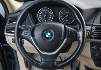 Подержанный автомобиль BMW X5 2011 года (16 фото)