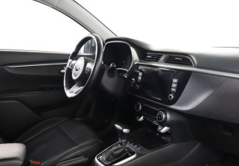 Подержанный автомобиль Kia Rio Hatchback 2021 года (9 фото)